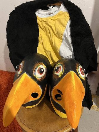 2 Pinguinlarven mit Kostümen