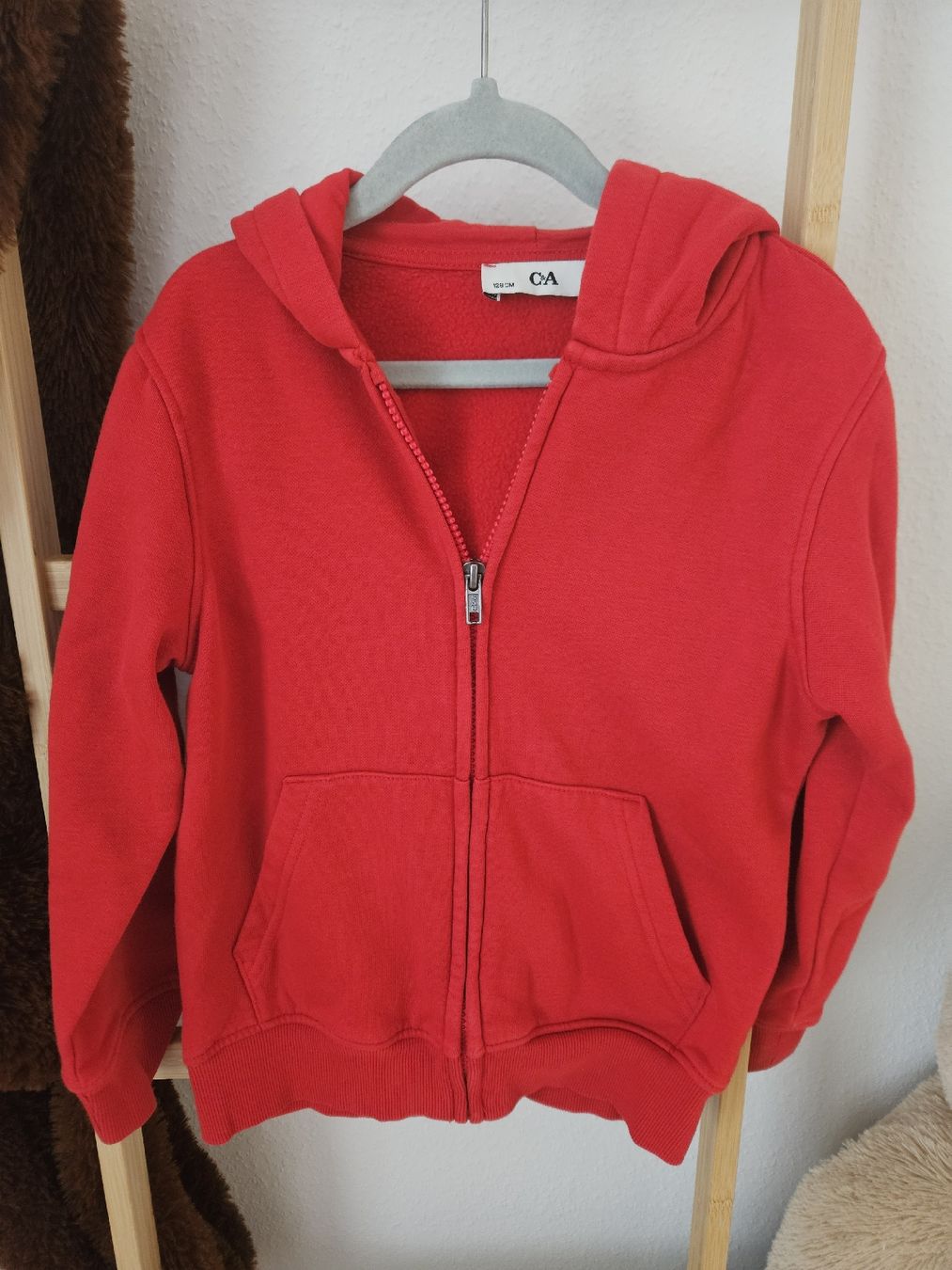 C&A Jacken & Mäntel: Rote C&A Jacke mit Kapuze, Grösse 128 – Gebraucht aus Bern von Oloui