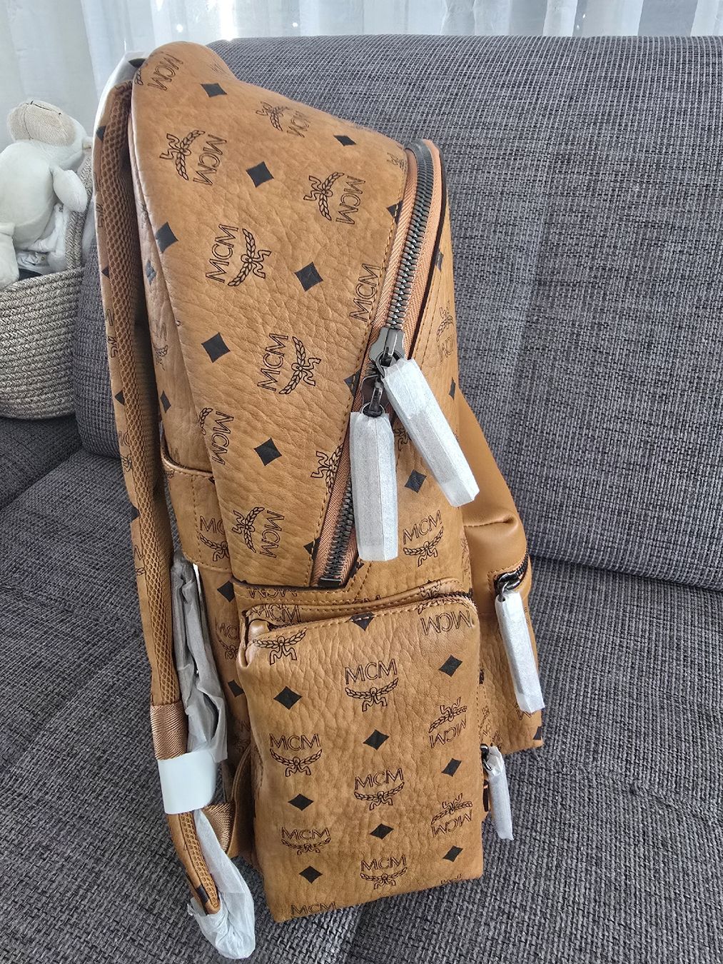 Mcm Zaini: MCM Rucksack cognac mit Monogramm neu mit Etikett GROSS – Nuovo e nell'imballaggio originale da Landquart venduto da eni444 3