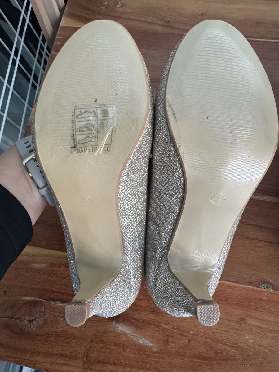 Scarpe da donna: NEW Golden Pumps 38 Size – Nuovo e nell'imballaggio originale da Neuchatel venduto da Mia_G 2