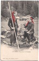 Paysannes de CHAMPÉRY avec utils de travail ~1910