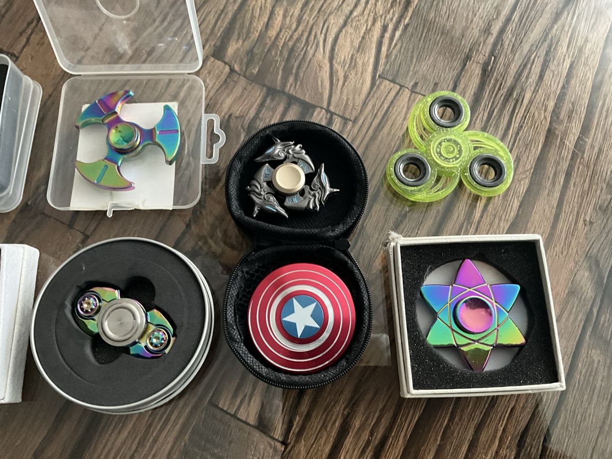 Spielzeuge: 10 x verschiedene Fighter Spinner – Gebraucht aus Oberglatt ZH von Multimix 2