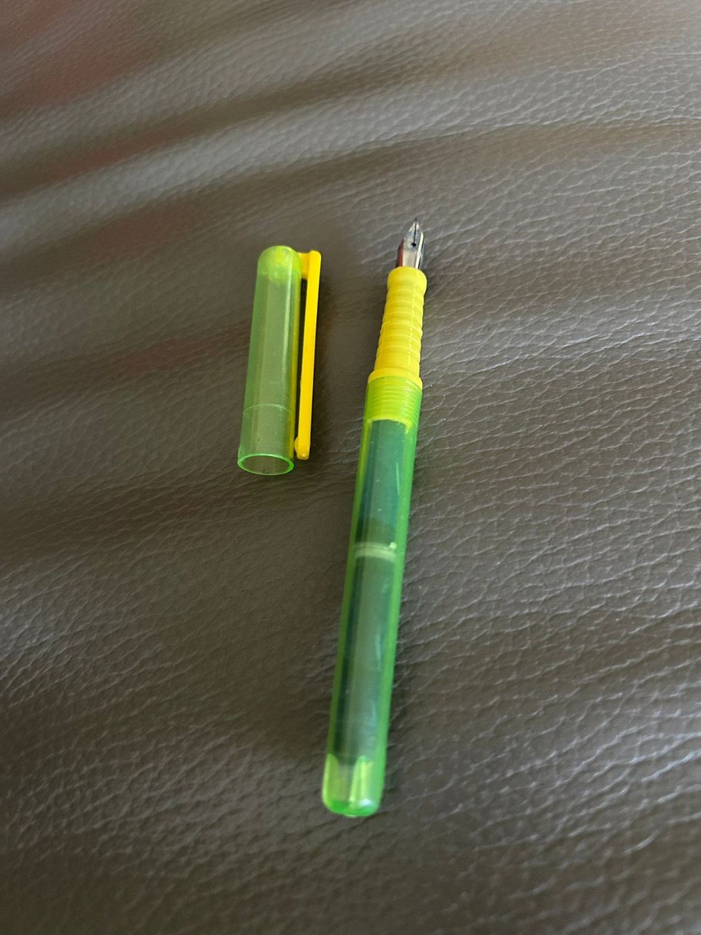 Penna & Evidenziatori: Penna stilografica fluo – Usato da Melano venduto da H-Sara 1