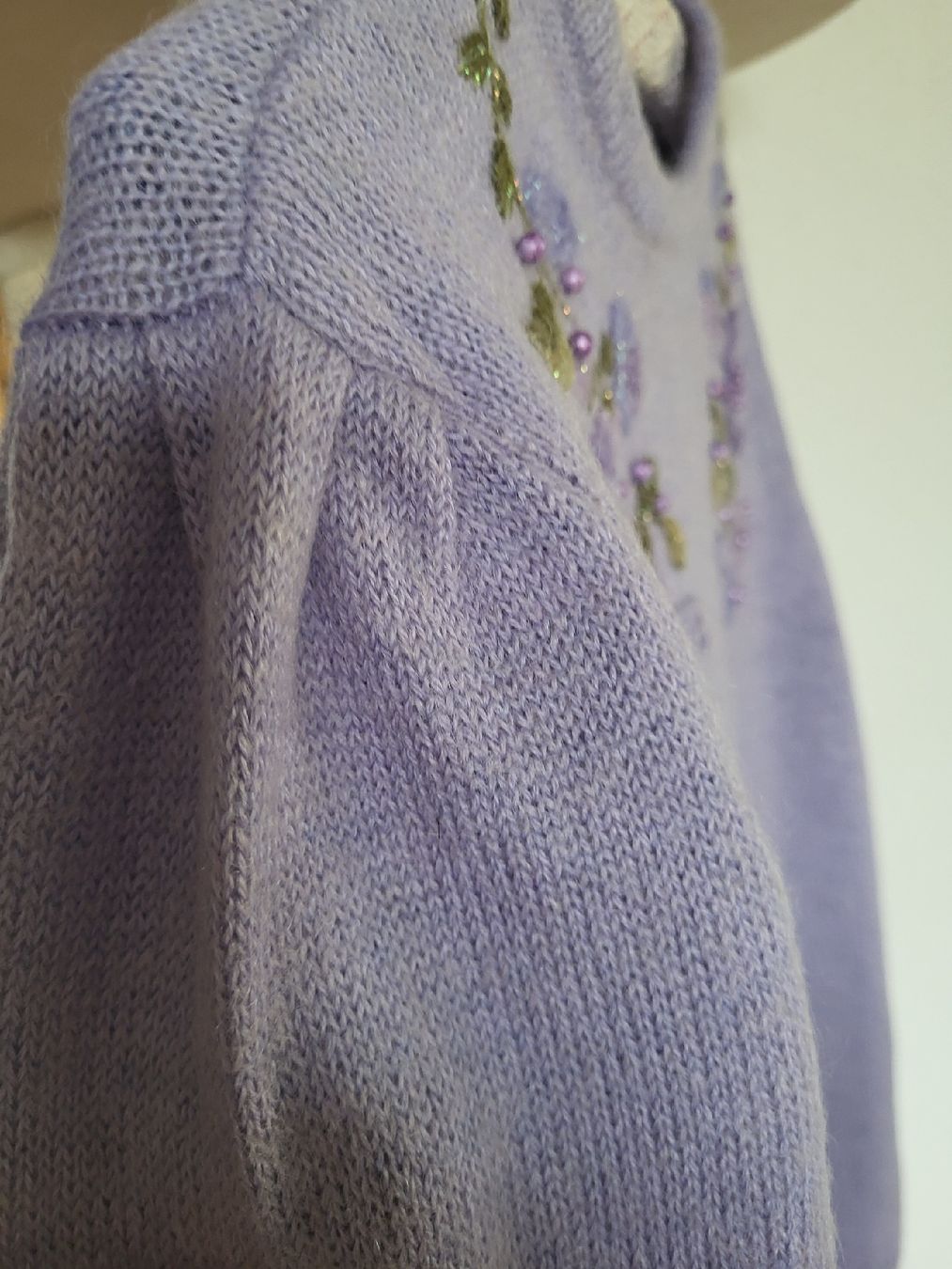 Maglioni & Felpe: Lila Strickpullover mit Blumenmuster, 100% Wolle Grösse M, – Nuovo (secondo la descrizione) da Winterthur venduto da rab_tr8n 2