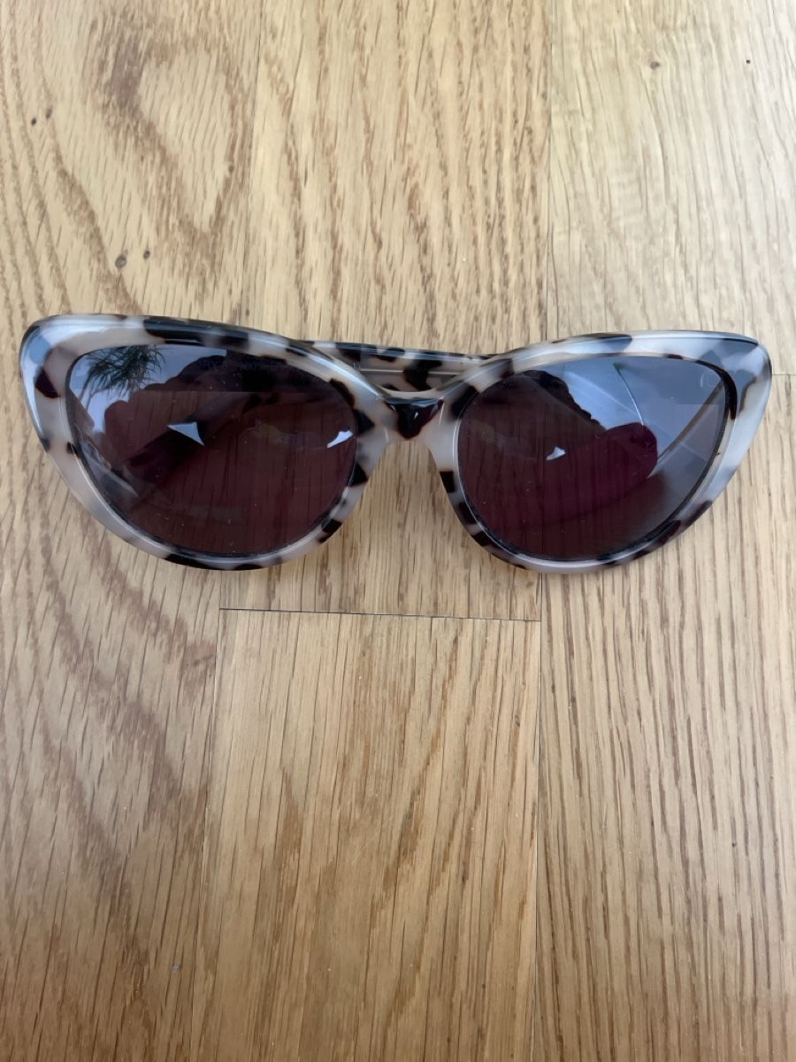 Occhiali & Lenti: Stylish Retro Sunglasses - Summer Ready & Chic! – Usato da Luzern venduto da worn_by_Ana