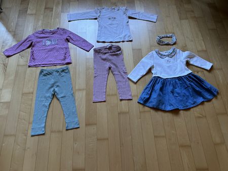 2 Sets mit Hose + Shirt + 1 Kleid, Grösse 80/86
