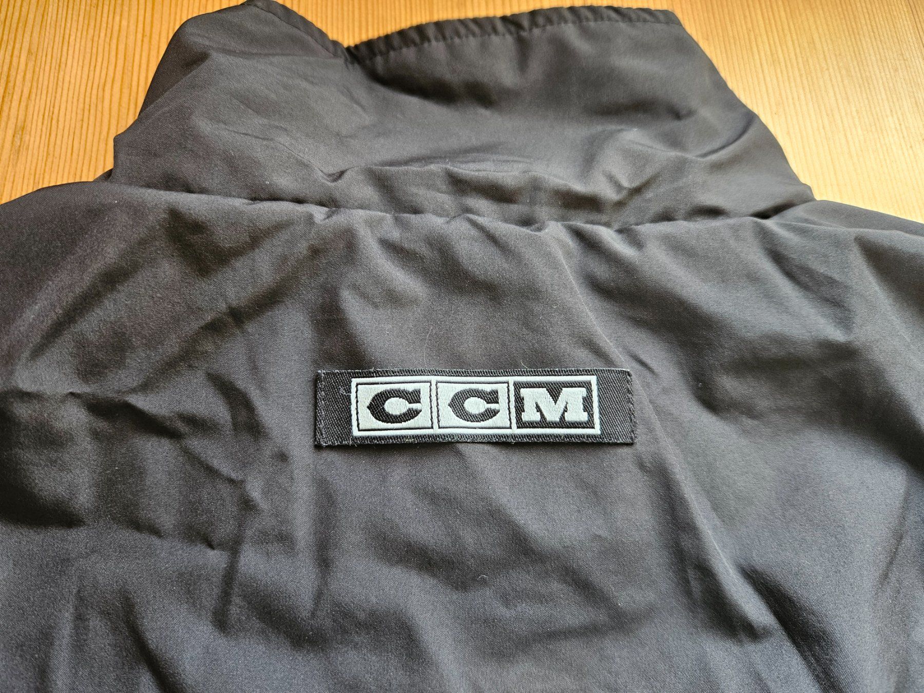 Ccm Canottiere & Pantaloni: EHC Basel Jacke CCM Grösse L EHCB Eishockey Schweiz – Usato da Hägglingen venduto da United-Village-Trade 7