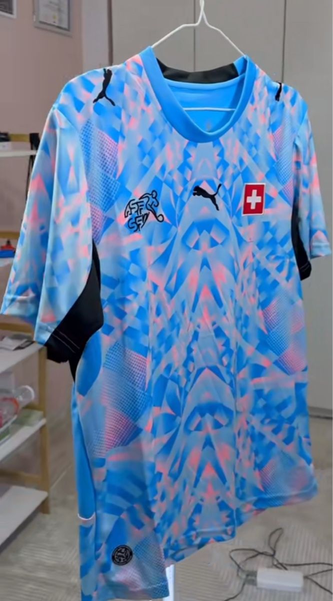 Canottiere & Pantaloni: Schweiz Torwarttrikot WM 2026 – Nuovo e nell'imballaggio originale da Bern venduto da Sneakersss