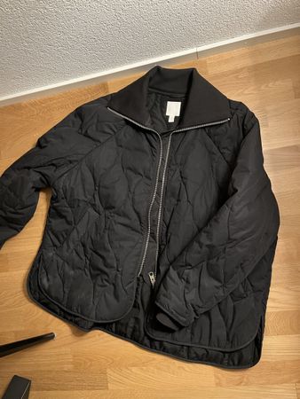 Schwarze Steppjacke, ideal für den Übergang, Grösse M