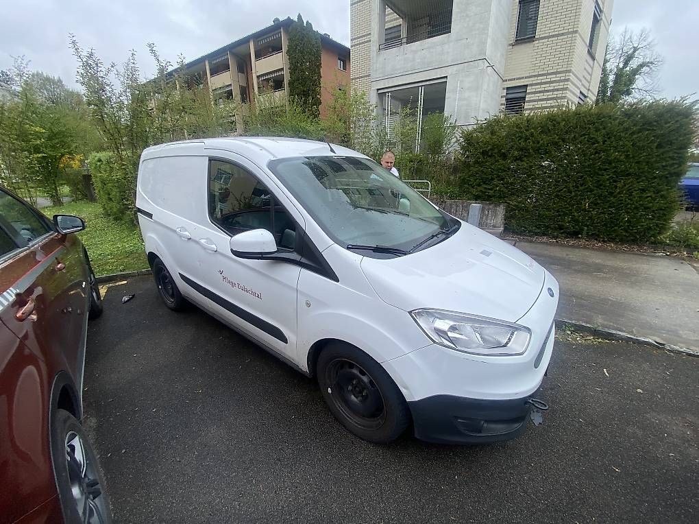 Veicoli commerciali: Ford Transit Courier 2015 1.0 Liter   mit Klima  – Usato da Winterthur venduto da Sinoregi 4