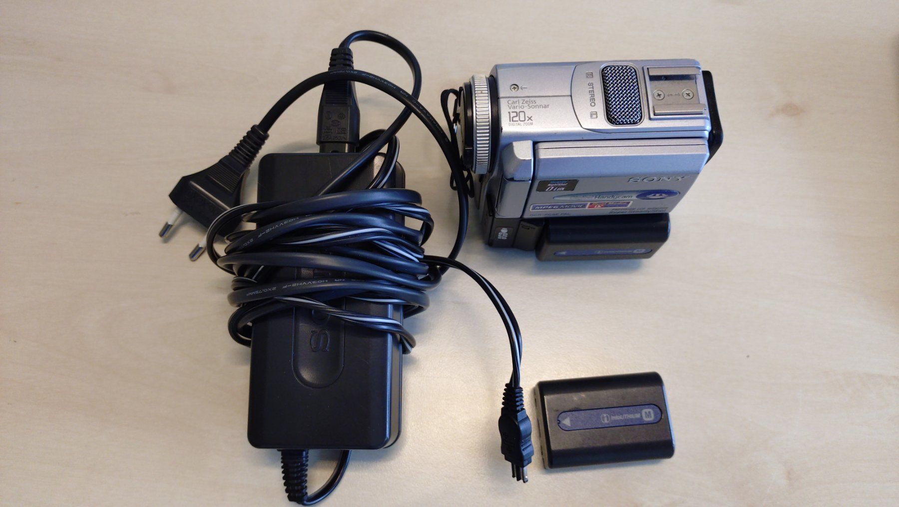 Videocamere: Sony Handycam DCR-PC9E – Usato da Beringen venduto da UB-01 2