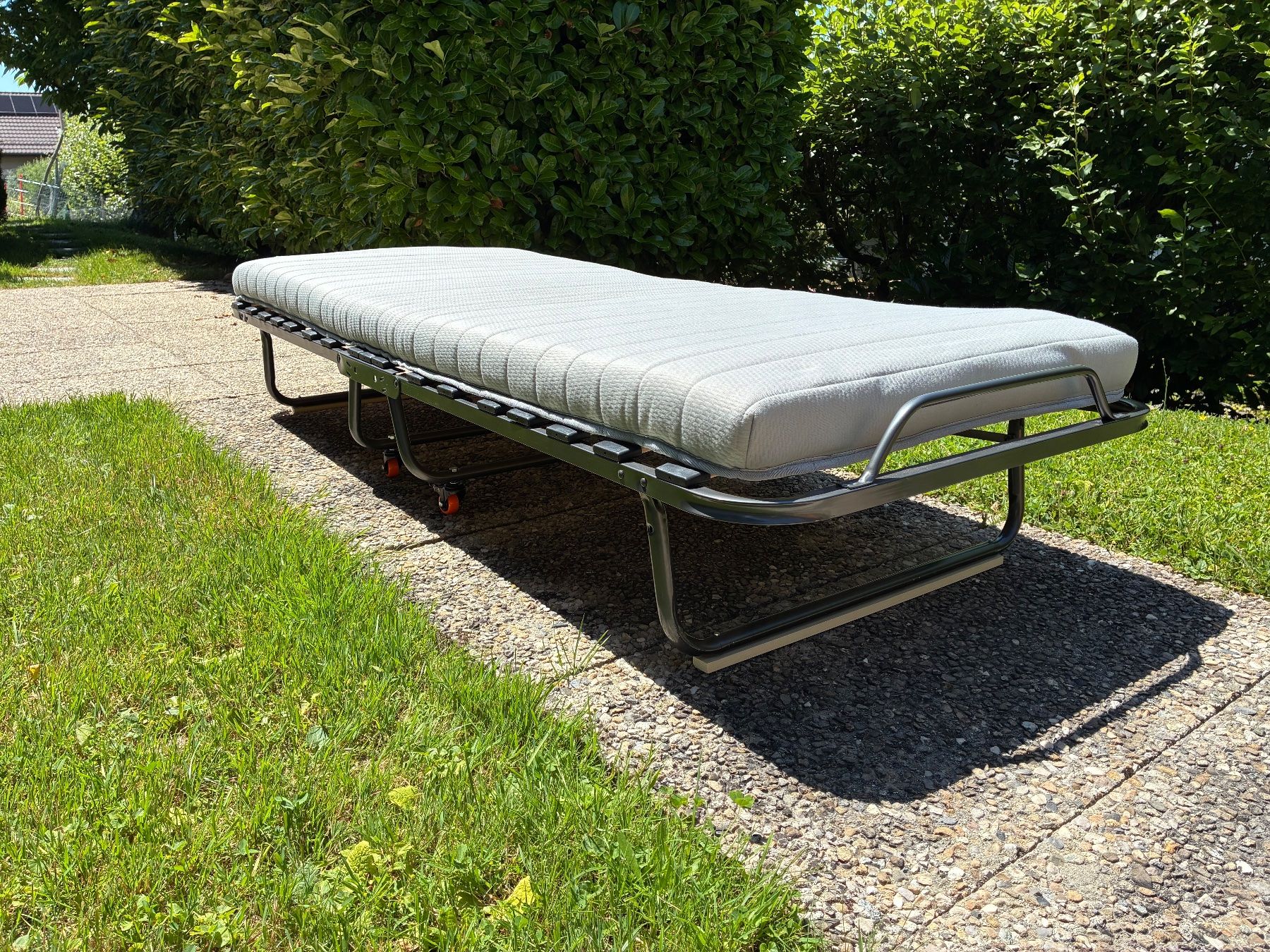 Jysk Letti: Lit pliant avec matelas, bon état, gris – Usato da St-Légier-Chiésaz venduto da val_dpx7 1