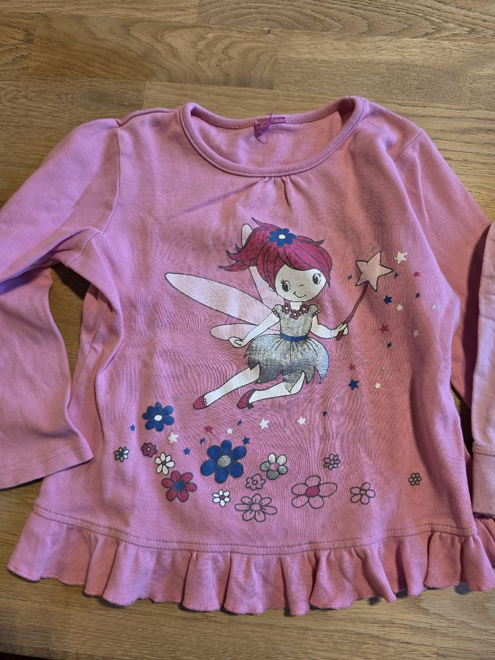 Maglioni & Felpe: 2 Pullover Set 104 rosa mit Fee Blumen Mädchen Skateboard – Usato da Bergdietikon venduto da Staphylococcus 2