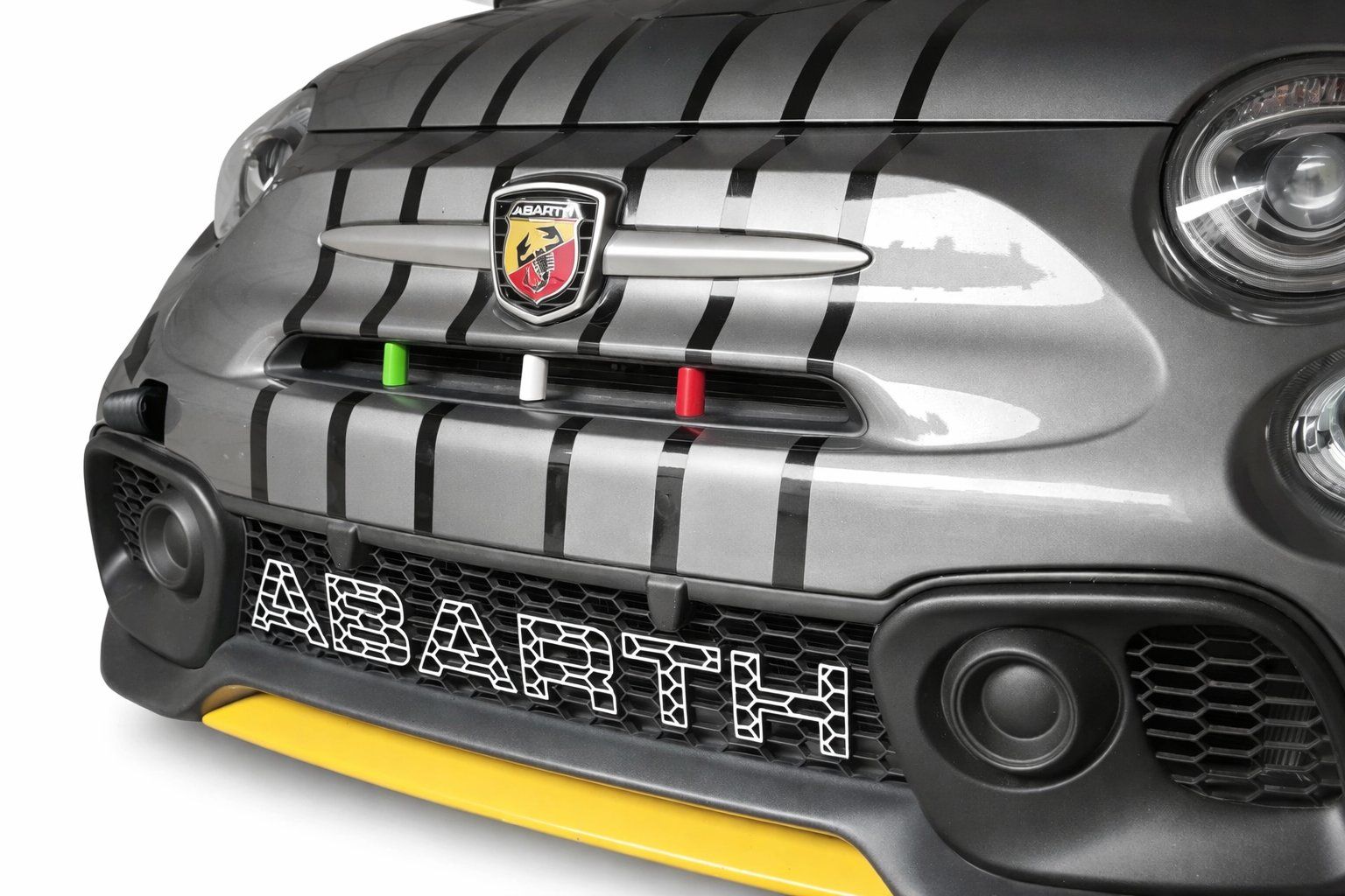 Abarth Tutti pezzi di ricambio auto: Fiat Abarth Frontgrill Clip Tricolore Inkl. Versand – Nuovo e nell'imballaggio originale da Wald ZH venduto da carwerk3dstudio