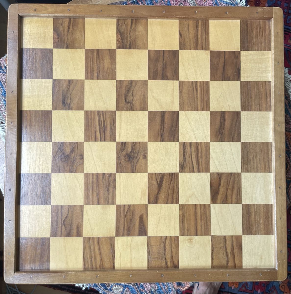 Giochi: Grand échiquier en noyer et érable   – Usato da Biel/Bienne venduto da Galaq