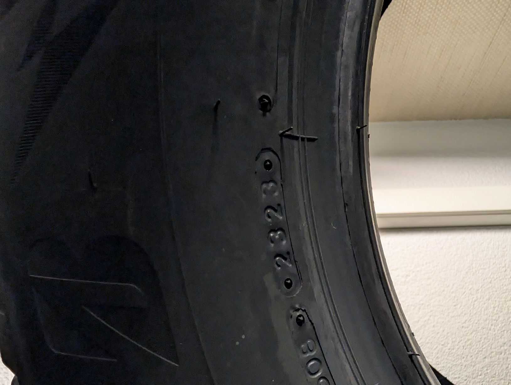 Bridgestone Pneus & Kompletträder: 265/65/17 Winterreifen – Neu und originalverpackt aus Dürrenäsch von Pneu-Idris 3