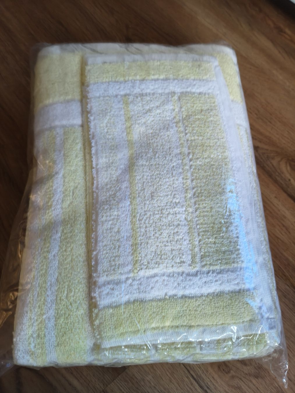 Serviettes de bain: Frottier set Gelb – Neuf avec emballage d'origine à Stansstad par Falcon-Crest 1