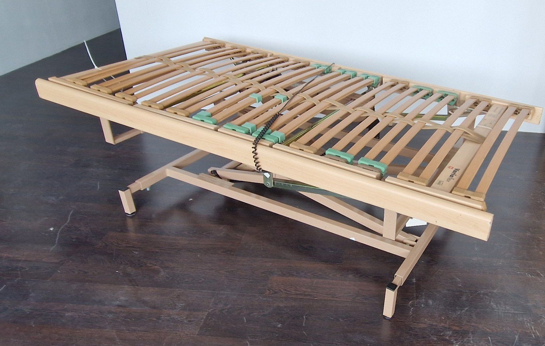 Attrezzature mediche: Pflege Bett Gestell mit Untermatratze Nr. 30 – Usato da Niederbipp venduto da Trude04 1