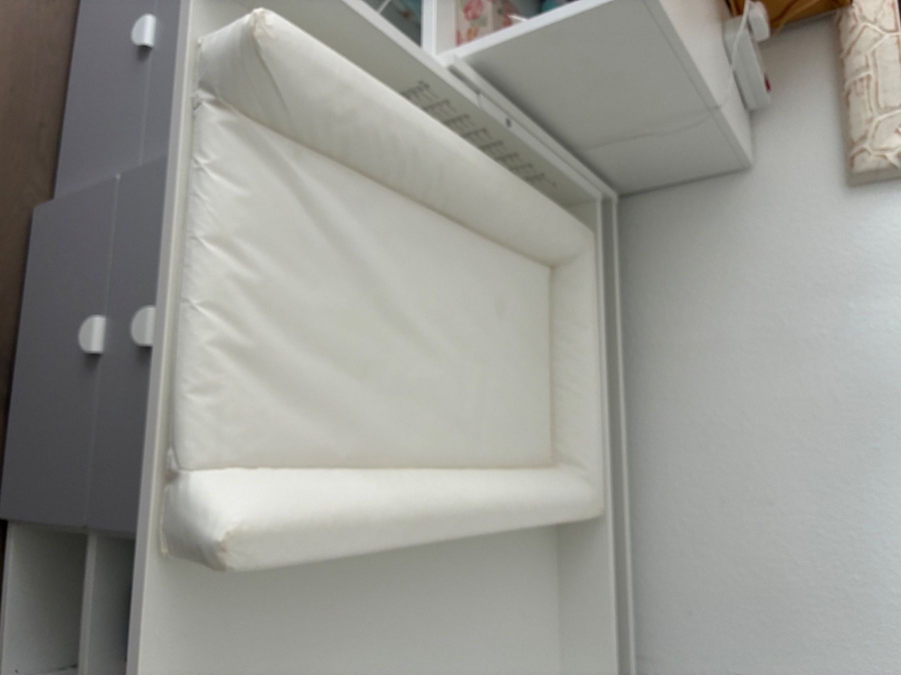 Ikea Wickeltisch & Zubehör: Matelas à langer – Gebraucht aus Genève von ann_5rpx