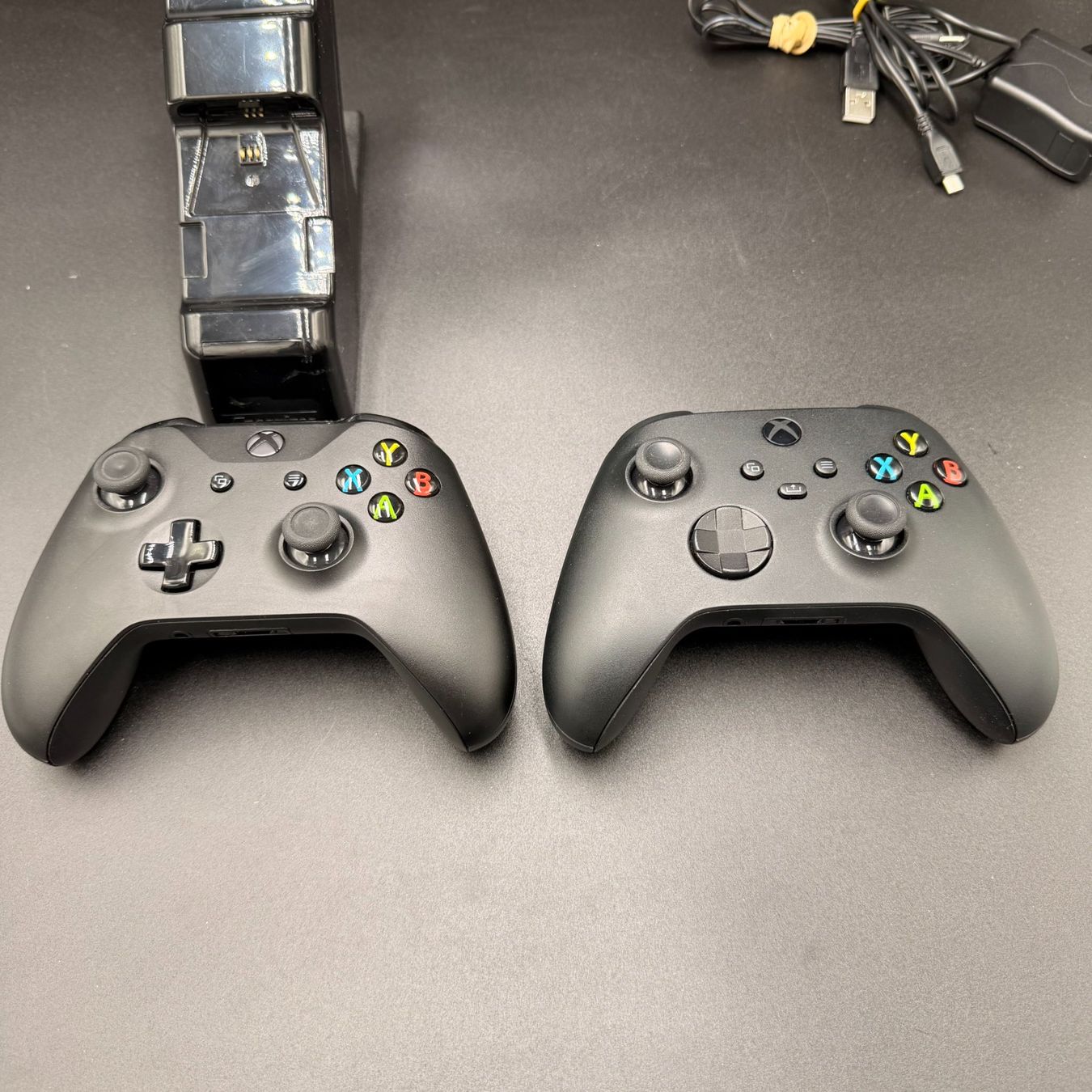 Controller: 2× Xbox Controller mit Ladestation – Usato da Düdingen venduto da Nerdworld 1
