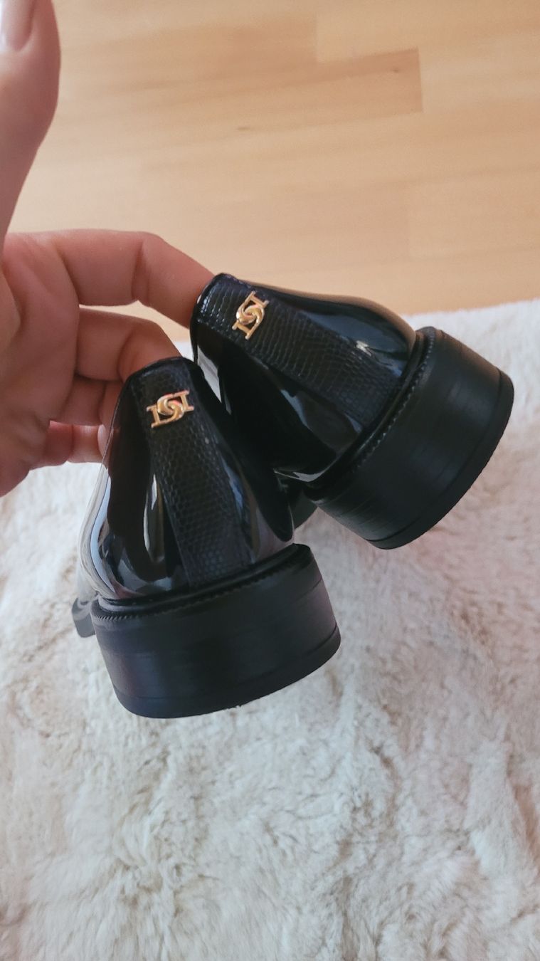 Scarpe da donna: Dunkelblaue Loafers Grösse 40 Lackleder schwarz – Usato da Horgenberg venduto da Klatschmohnmaria 4