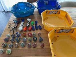 Beyblade Burst Set: 23 Original Kreisel + 4 Arenen