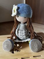 Poupée amigurumi au crochet faite main – robe et bonnet bleu