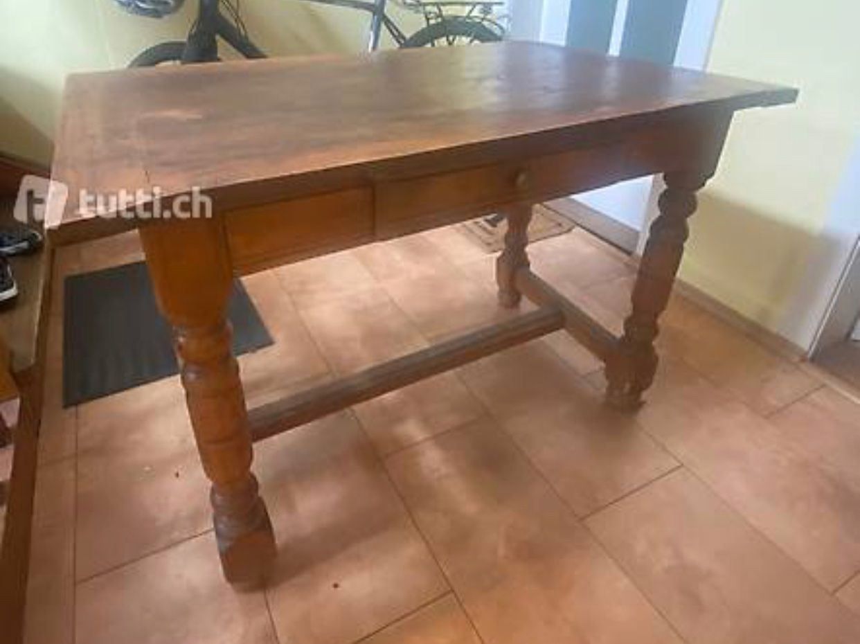 Articles en bois: Alter Holztisch – D'occasion à Zuzgen par Babalicious
