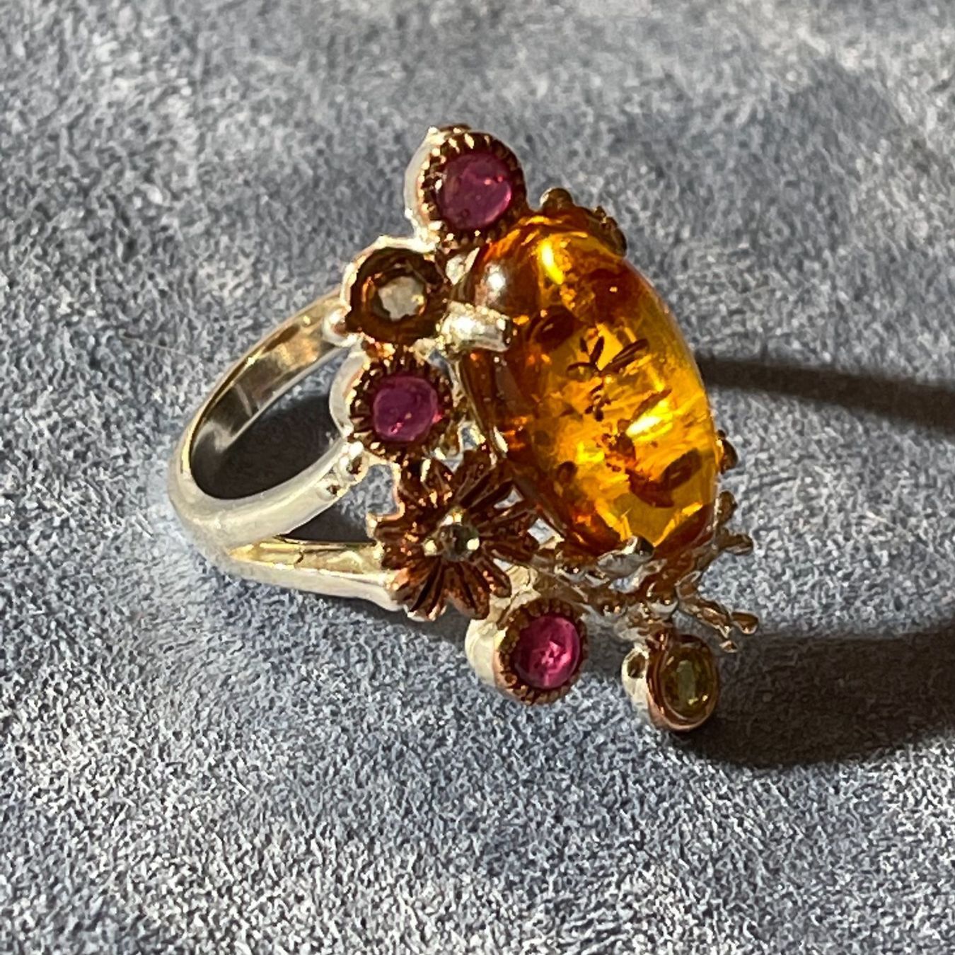 Llan Valls Joies Anelli: Natural African Red Amber & Ruby Asymmetric Gold 925SS Ring – Nuovo e nell'imballaggio originale da Birsfelden venduto da Brut 6