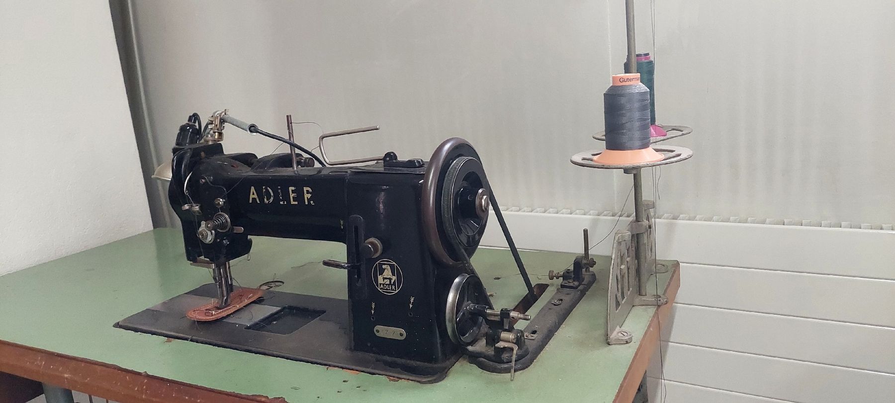 Adler Macchine da cucire: Nähmaschine Adler – Usato da Sempach venduto da Charluky