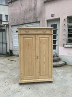 Antike Schrank mit Schubladen oben