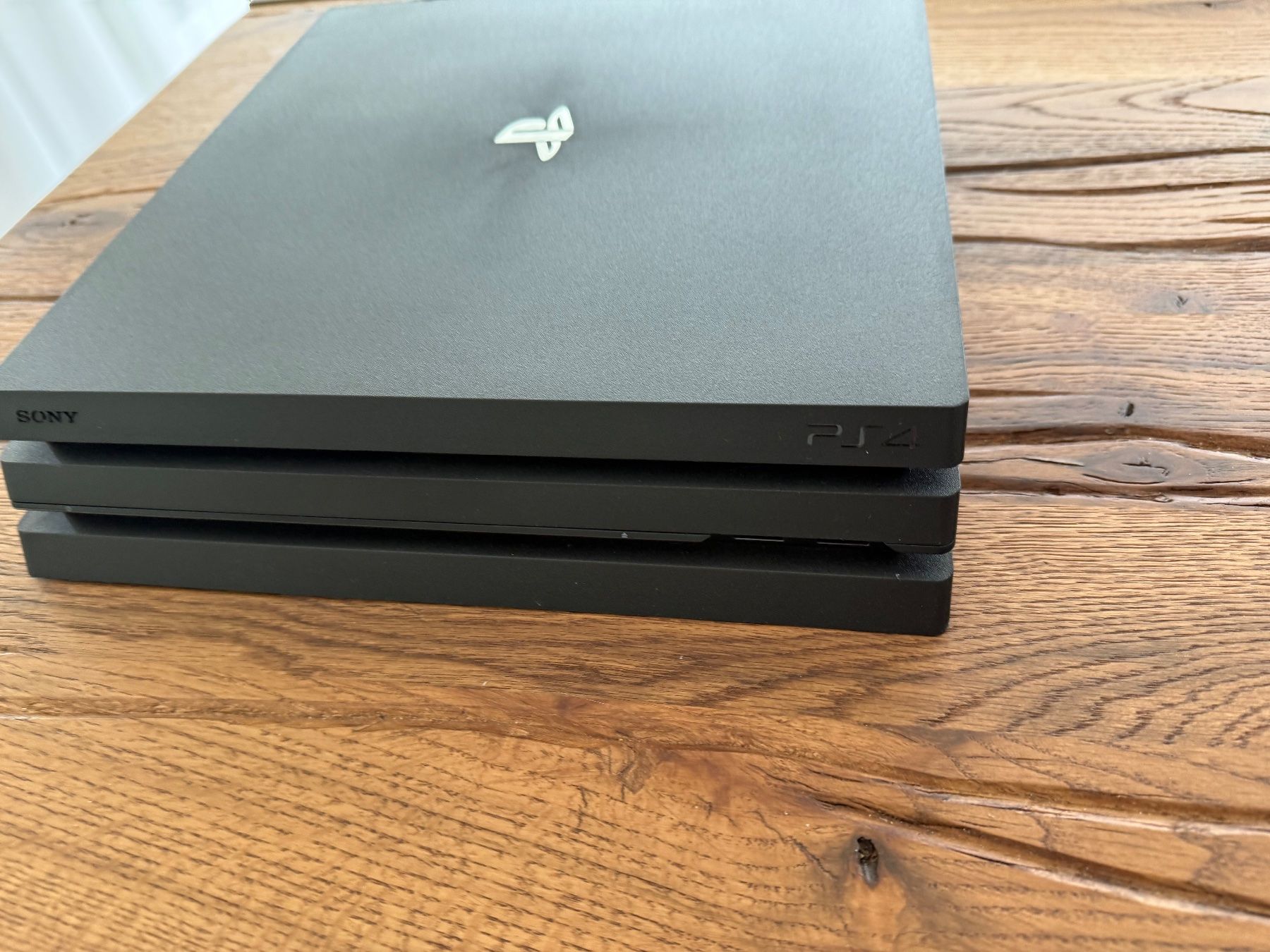 Sony Console: Playstation 4 Pro 1TB 2 Controller FW 10.5 mit Jailbreak BD – Usato da Wollerau venduto da qua_hw62 2