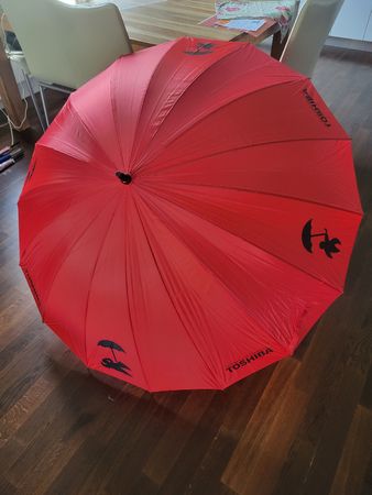 Neuer, roter Toshiba Regenschirm - Top Zustand!