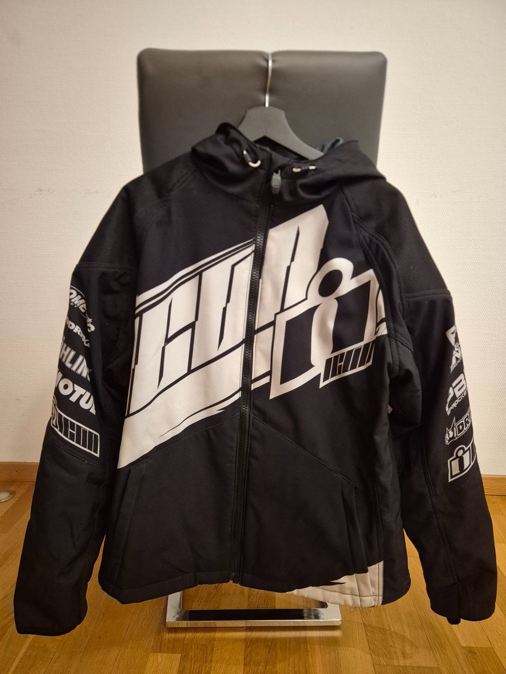 Icon Giacche: Icon Team Merc Jacket – Nuovo (secondo la descrizione) da Brunnen venduto da skiingislife 1