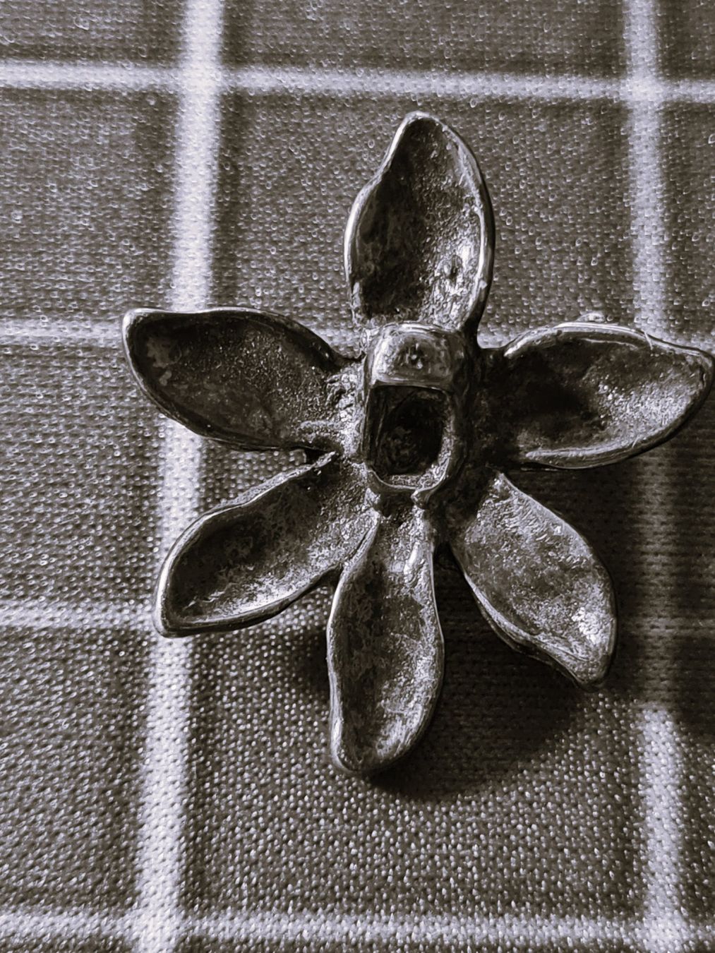 Spille & Fermagli: Vintage-Stil-Brosche, Blumen-Form, Anstecknadel, versilbert – Usato da Thundorf venduto da 2fast4you07 2