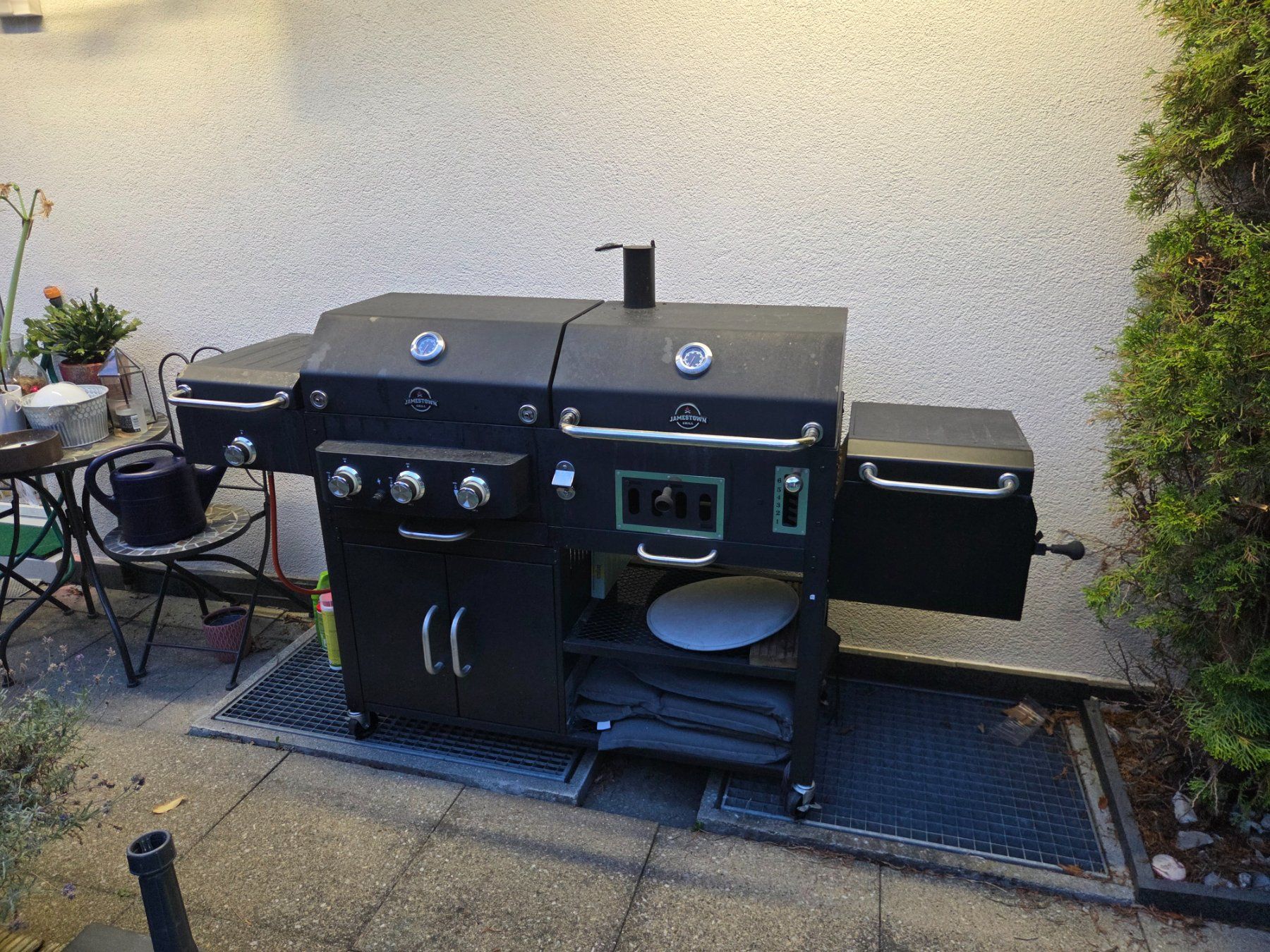 Griglie: Gasgrill mit Smoker – Usato da Herisau venduto da mischa30 3