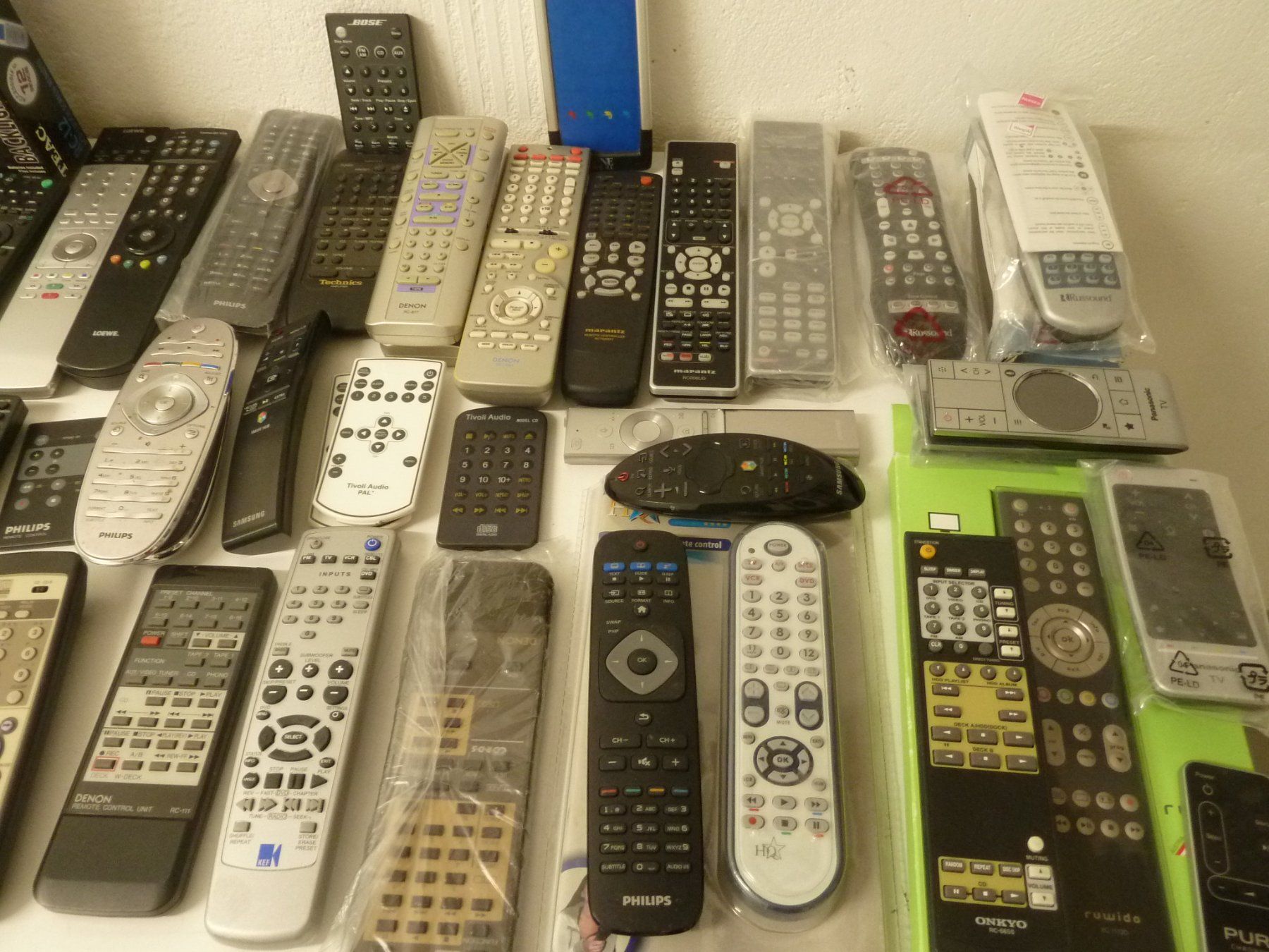 Telecomandi: div. Fernbedienungen – Usato da Affoltern am Albis venduto da Sennrtv 3