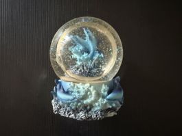 Palla di neve con delfini decorazione marina 