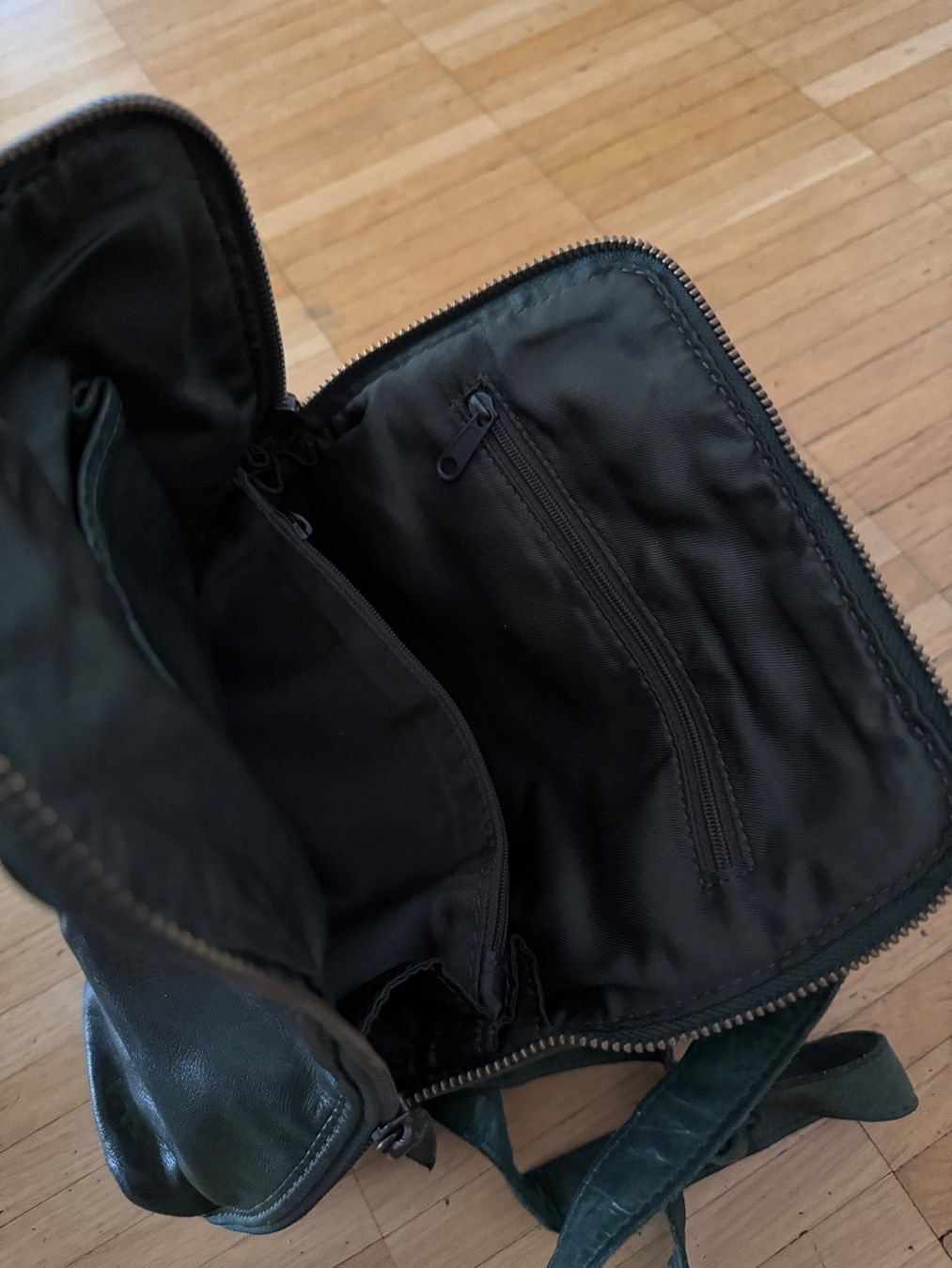 Rucksäcke: Bear Lederrucksack dunkelgrün – Gebraucht aus Zürich von congenium 2