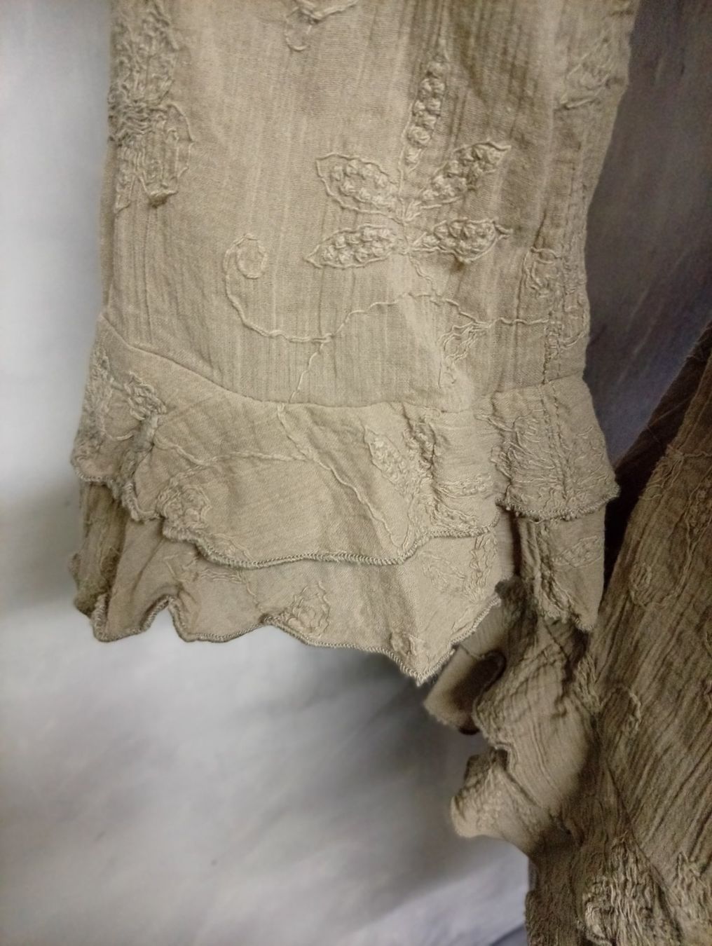 Blusen: Bluse mit Stickerei Gr.42 – Gebraucht aus Luzern von GoSecond 2