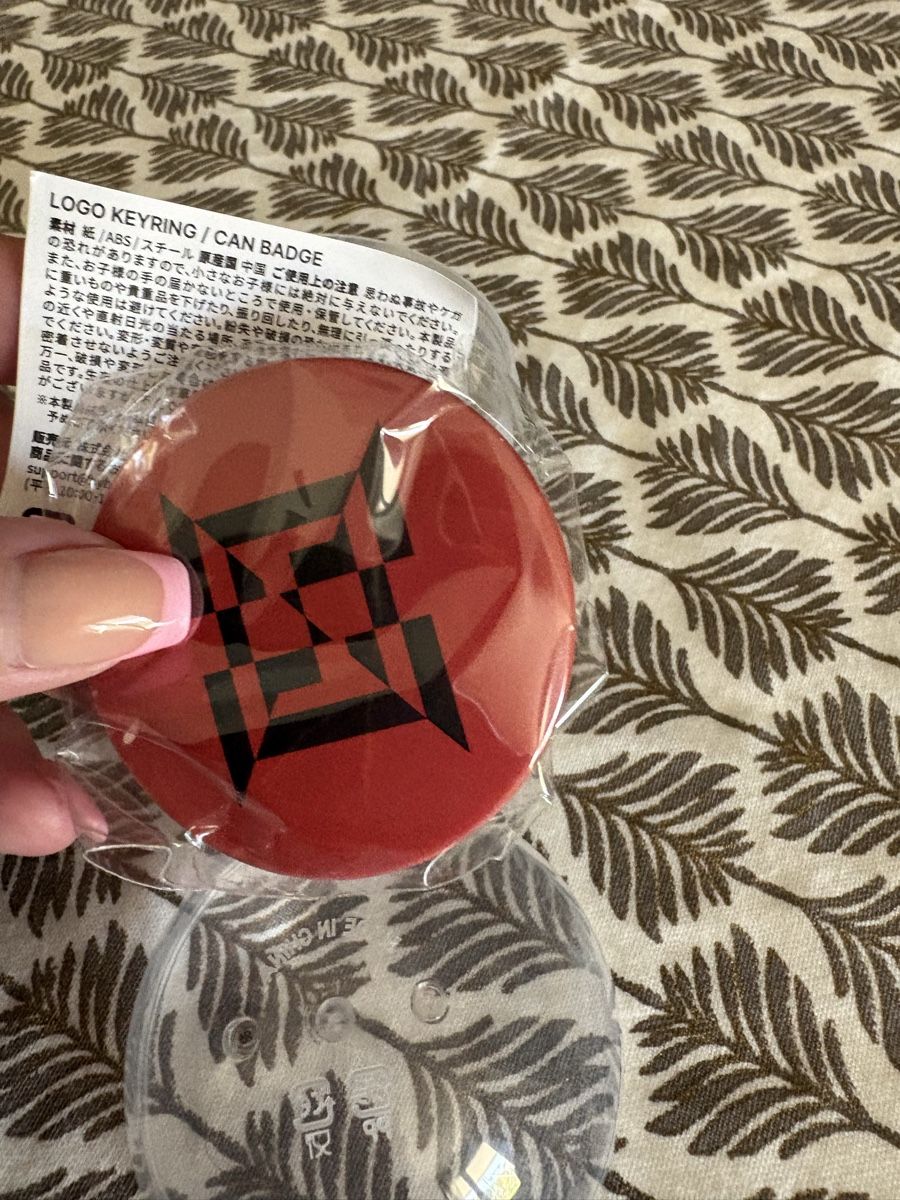 Broches & Aiguilles: BTS J-Hope Button – Neuf avec emballage d'origine à Boniswil par MichaelaH