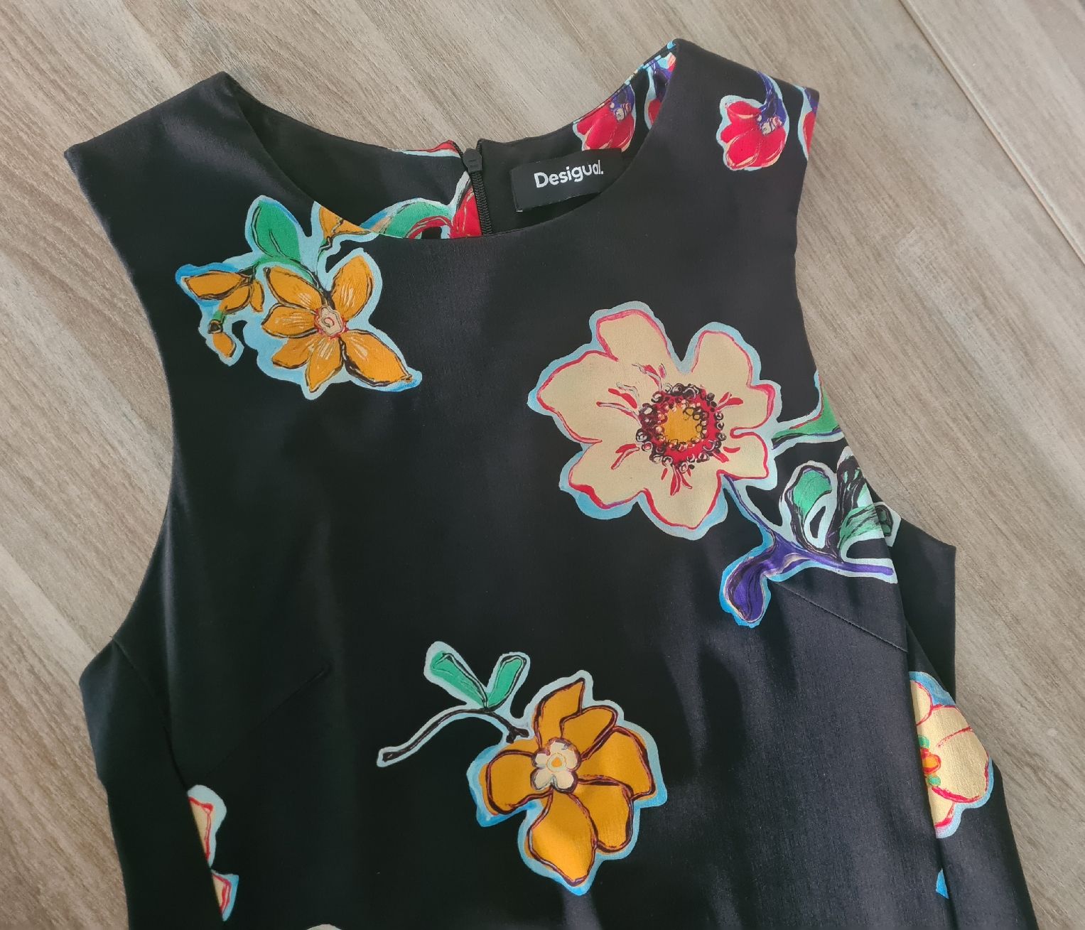 Desigual Kleider: Robe noire/fleurs (M) "DESIGUAL" (76% Viscose) – Neu und originalverpackt aus Etoy von MyStyleMyMode 1