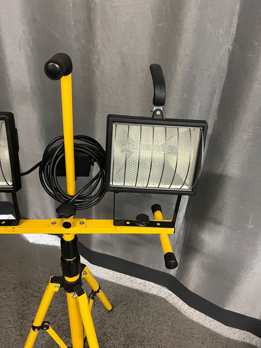 Lampade: Baustrahler mit Stativ, Doppelstrahler, gut erhalten, hell! – Usato da Hallwil venduto da Tintoyland 2