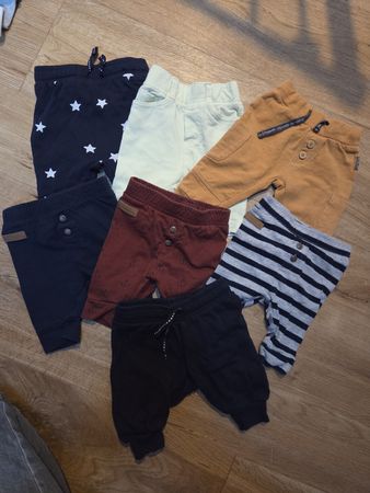Verschiedene Babyhosen