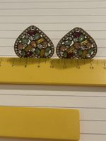 Jolies clous d’oreilles bien sertis multicolores 3 cm X 3 cm