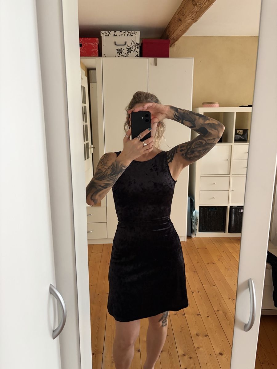 H&M Kleider: Ärmelloses Samtkleid XS – Gebraucht aus Basel von Zamba 1