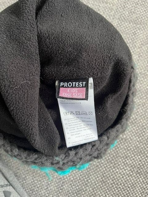 Altro abbigliamento per bambino: Warme Kinder Wintermütze mit Bommel von Protest  One Size – Usato da Hohenrain venduto da Kiendan 2