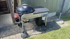 Weber Performer Deluxe Holzkohlegrill mit Zubehoer