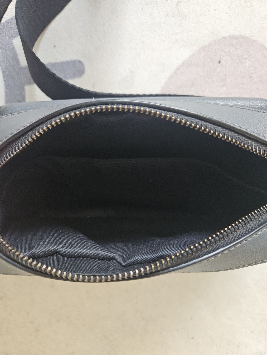 Calvin Klein Borse: Calvin Klein Umhängetasche -  Grau – Usato da Oberwil BL venduto da blackdiamond14 3