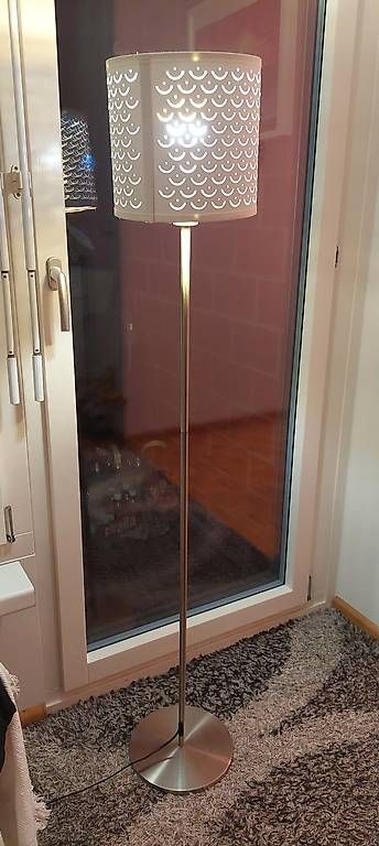 Lampen: Stehlampe mit weiß/goldenen Schirm – Gebraucht aus Münchenstein von Alicia_Michelle 2